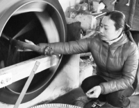 Nụ cười hạnh phúc trên môi người phụ nữ trên đất chè Thái Nguyên.